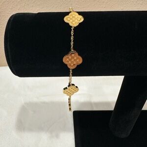 NWOT Elegant Gold Tone Clover Bracelet